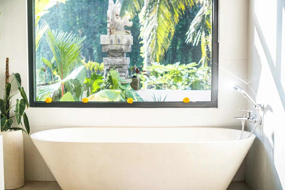 Stone soaking bathtub