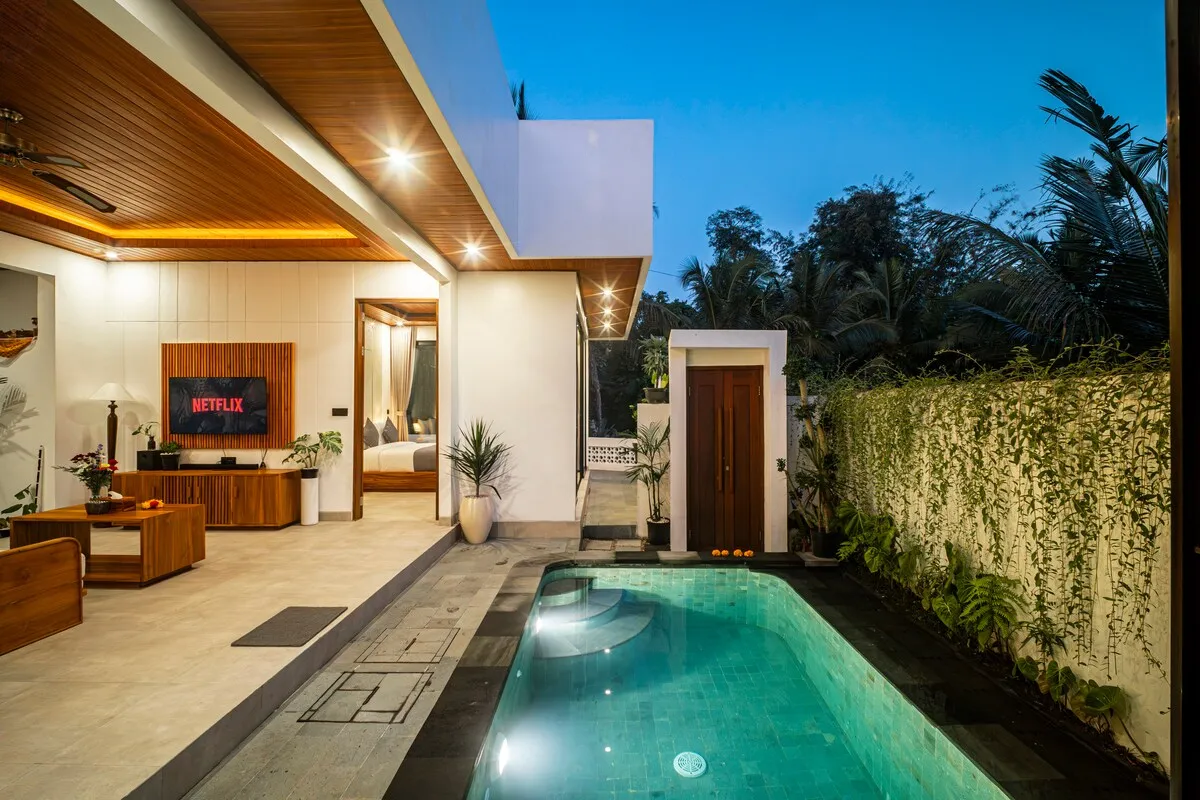 Private walled plunge pool